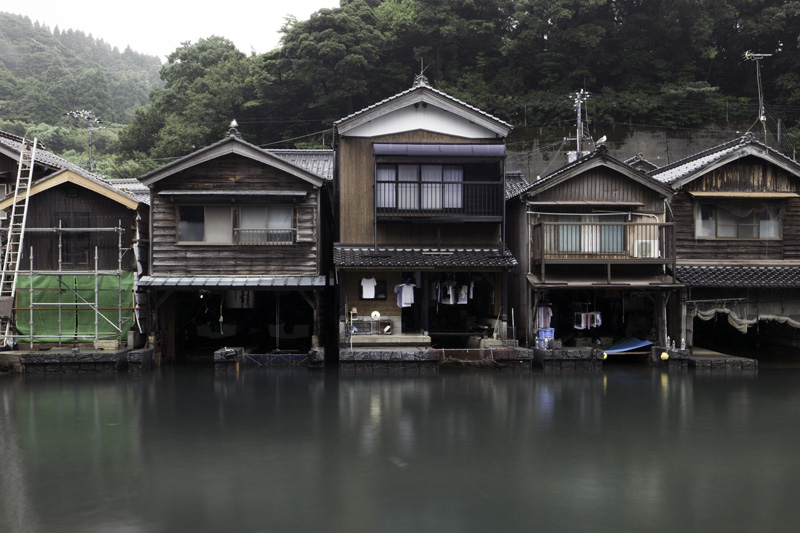 夏雨に濡れる伊根の舟屋（組）　輿石龍哉　一般応募